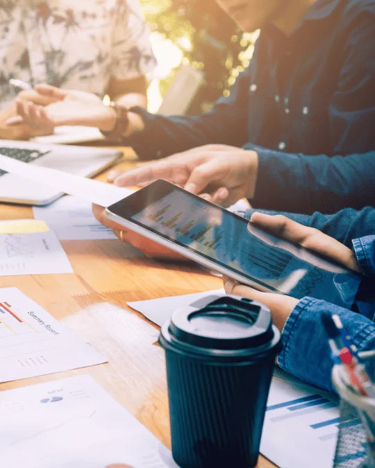 team-meeting-coffee-cups