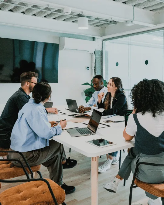 team-meeting-with-laptops